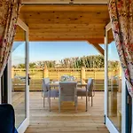 Yorkshire Dales Retreat With Hot Tub & Garden