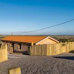 Yorkshire Dales Retreat With Hot Tub & Garden *