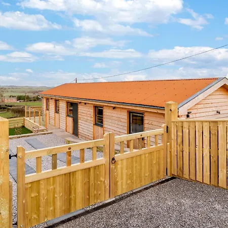 Yorkshire Dales Retreat With Hot Tub & Garden Holiday home