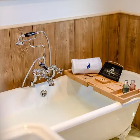 Yorkshire Dales Retreat With Hot Tub & Garden Holiday home