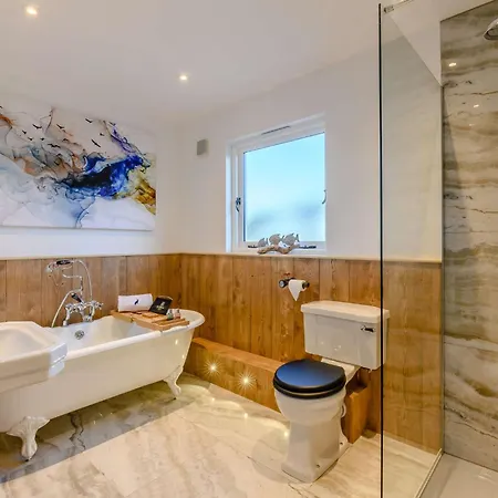 Yorkshire Dales Retreat With Hot Tub & Garden *